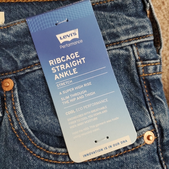 High-Waisted Blue Jeans - Picture 8 of 9